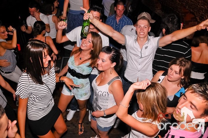 Petrecerea de joi seara din Escape, 