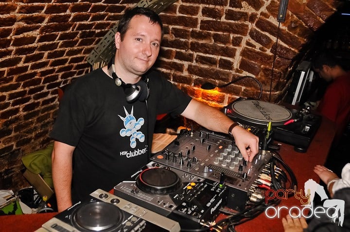 Petrecerea de joi seara din Escape, 