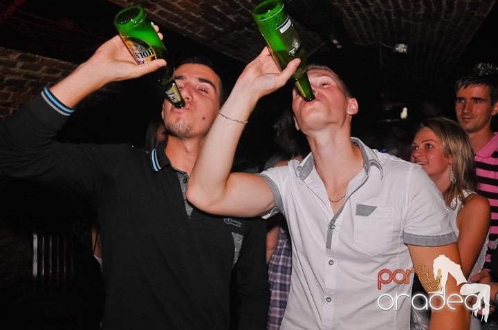 Petrecerea de joi seara din Escape, 