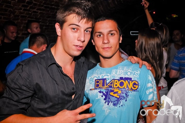 Petrecerea de joi seara din Escape, 