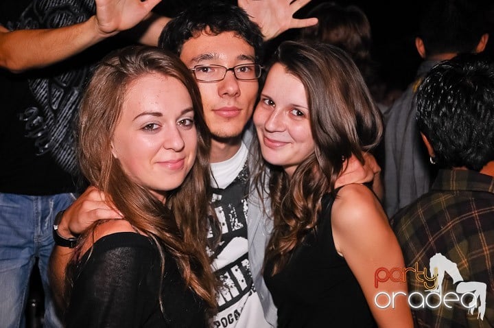 Petrecerea de joi seara din Escape, 