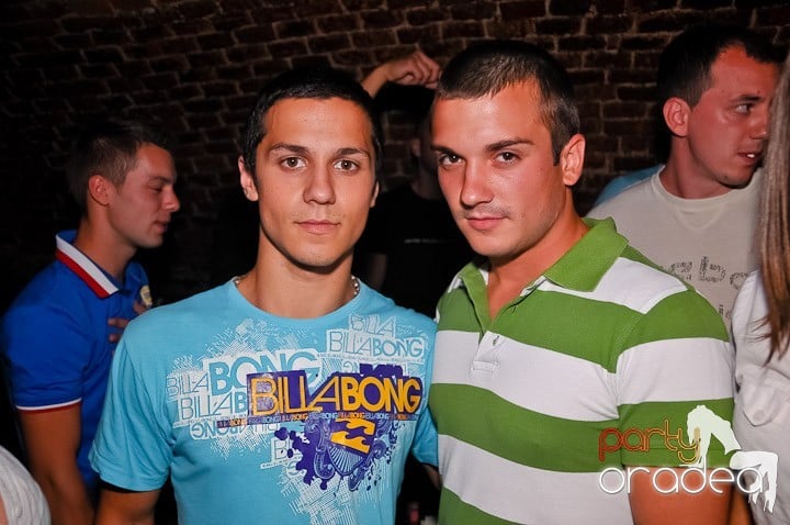 Petrecerea de joi seara din Escape, 