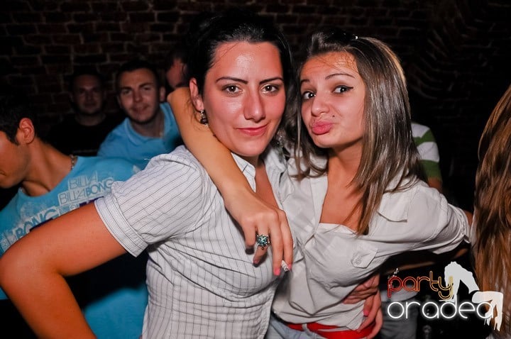 Petrecerea de joi seara din Escape, 