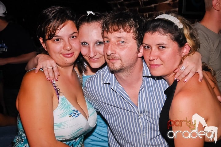 Petrecerea de joi seara din Escape, 