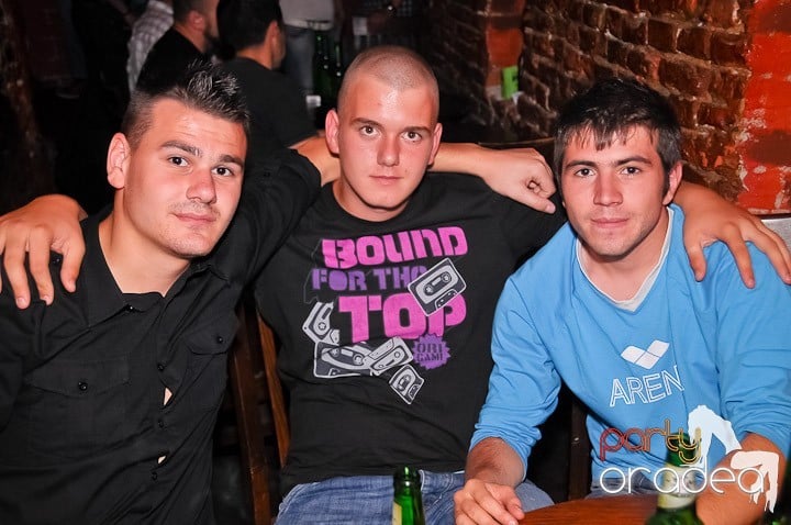 Petrecerea de joi seara din Escape, 