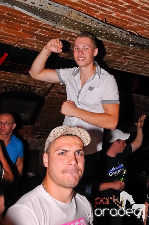 Petrecerea de joi seara din Escape, 