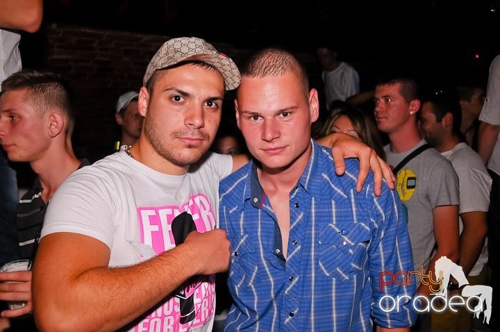 Petrecerea de joi seara din Escape, 