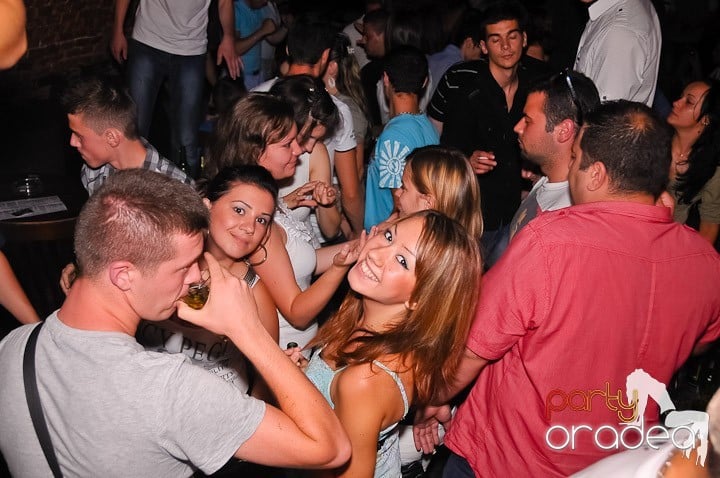 Petrecerea de joi seara din Escape, 