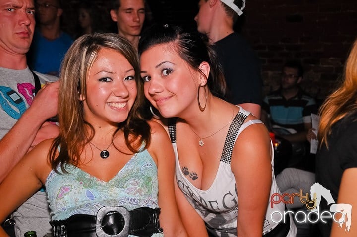 Petrecerea de joi seara din Escape, 