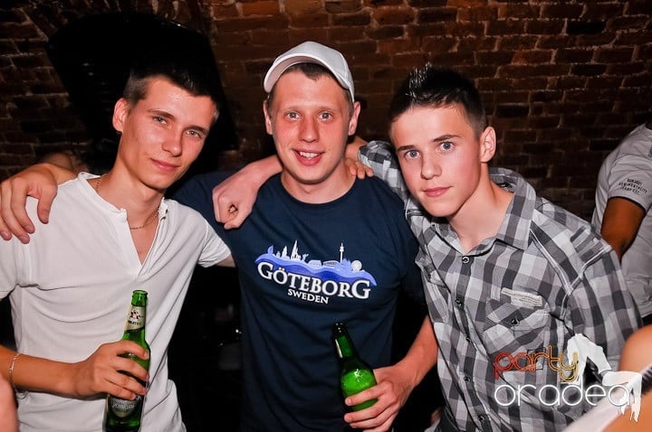 Petrecerea de joi seara din Escape, 