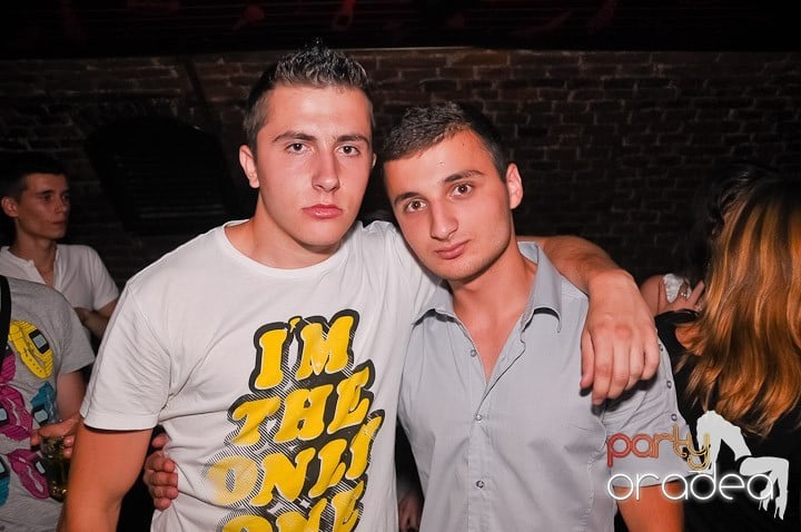 Petrecerea de joi seara din Escape, 