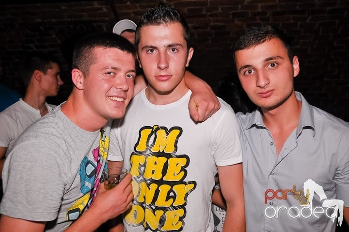 Petrecerea de joi seara din Escape, 