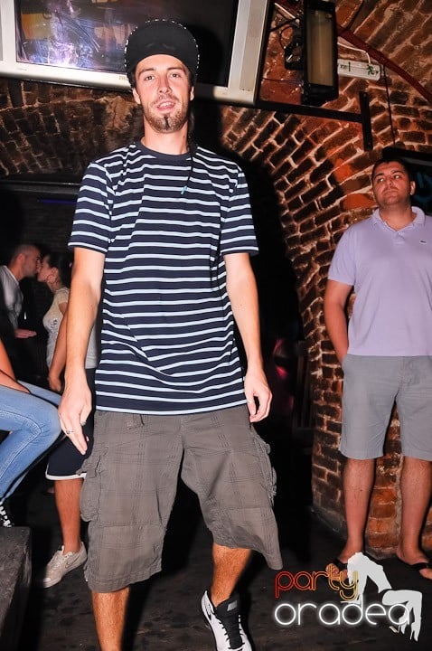 Petrecerea de joi seara din Escape, 