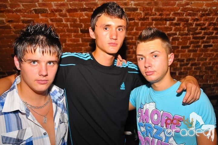 Petrecerea de marţi în Club Escape, 