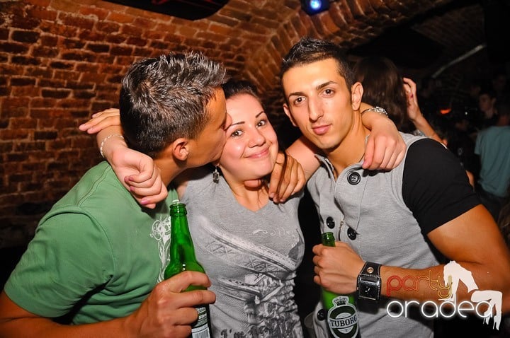 Petrecerea de marţi în Club Escape, 