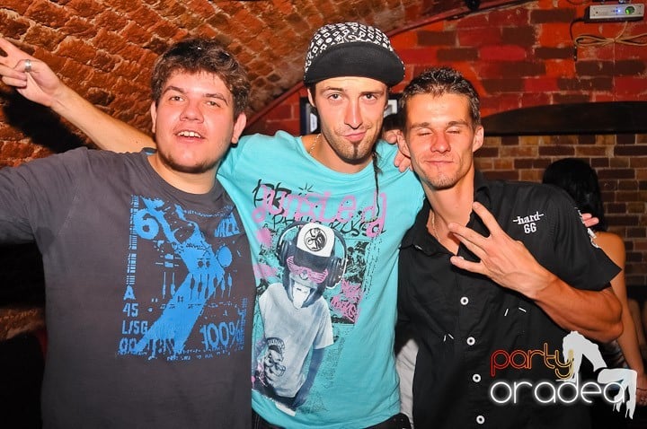 Petrecerea de marţi în Club Escape, 