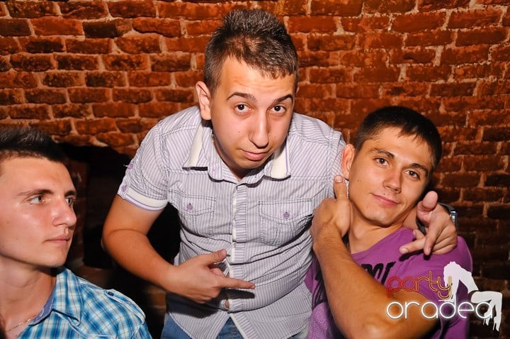 Petrecerea de marţi în Club Escape, 