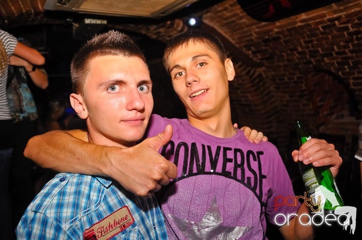 Petrecerea de marţi în Club Escape, 