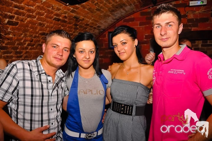 Petrecerea de marţi în Club Escape, 