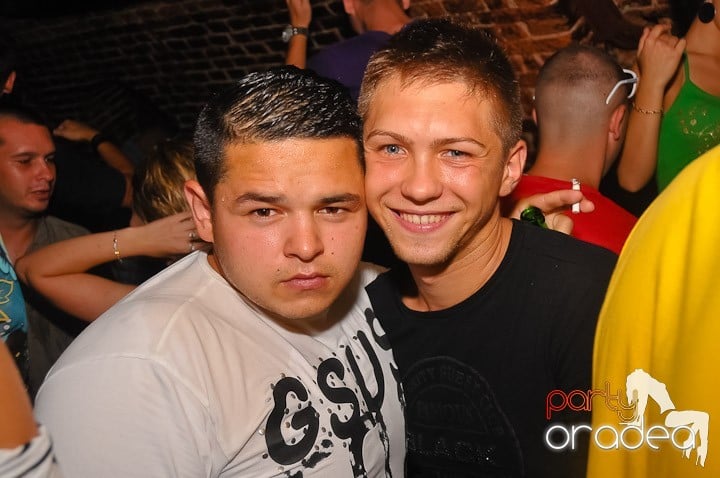 Petrecerea de marţi în Club Escape, 