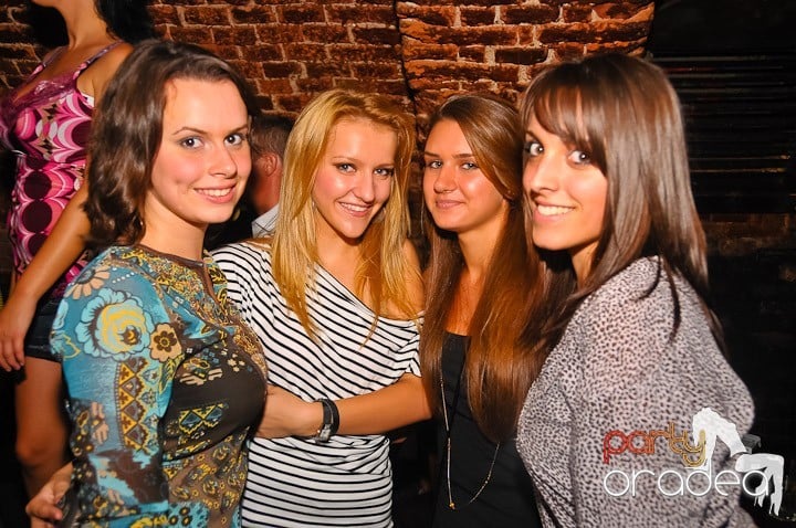 Petrecerea de marţi în Club Escape, 