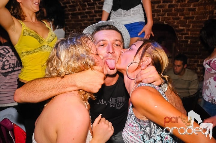 Petrecerea de marţi în Club Escape, 