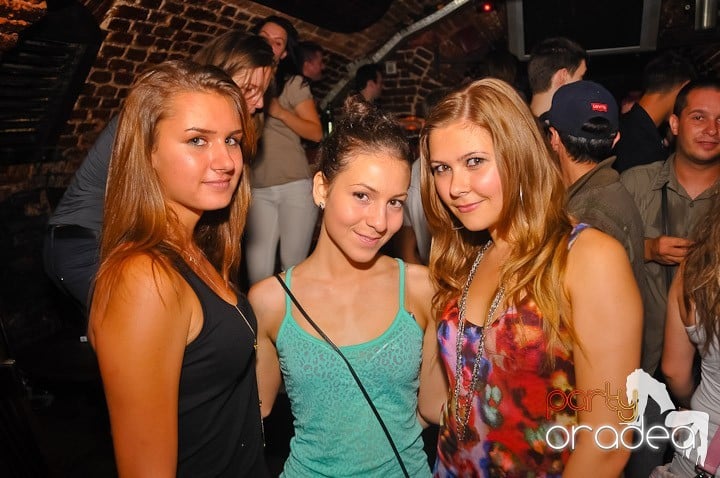 Petrecerea de marţi în Club Escape, 