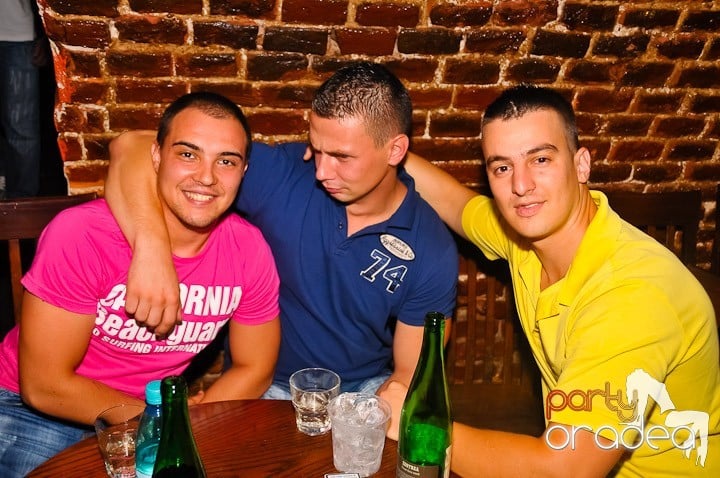 Petrecerea de marţi în Club Escape, 