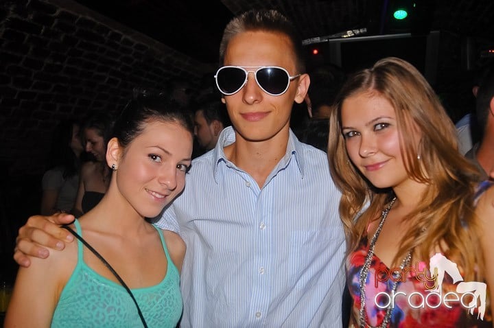 Petrecerea de marţi în Club Escape, 