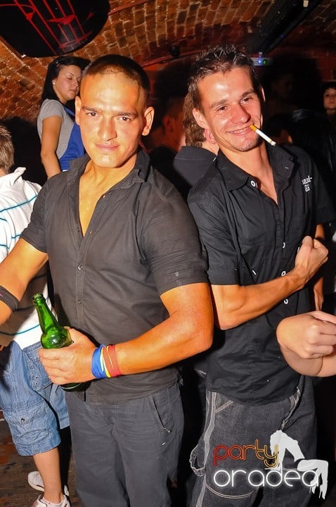 Petrecerea de marţi în Club Escape, 