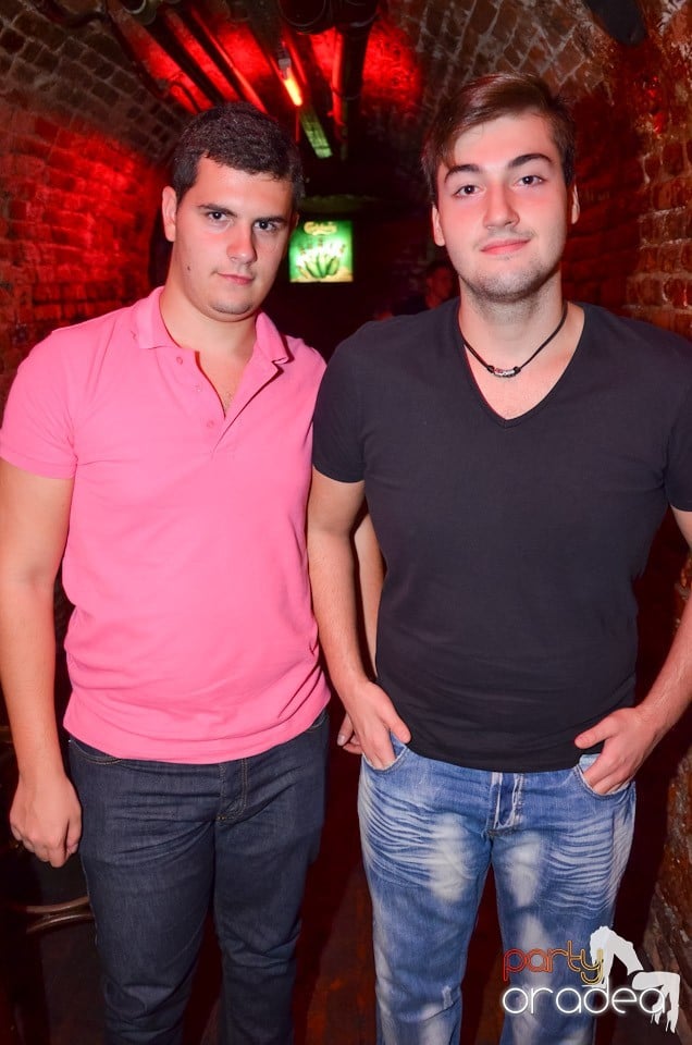 Petrecerea de miercuri în Club Escape, 