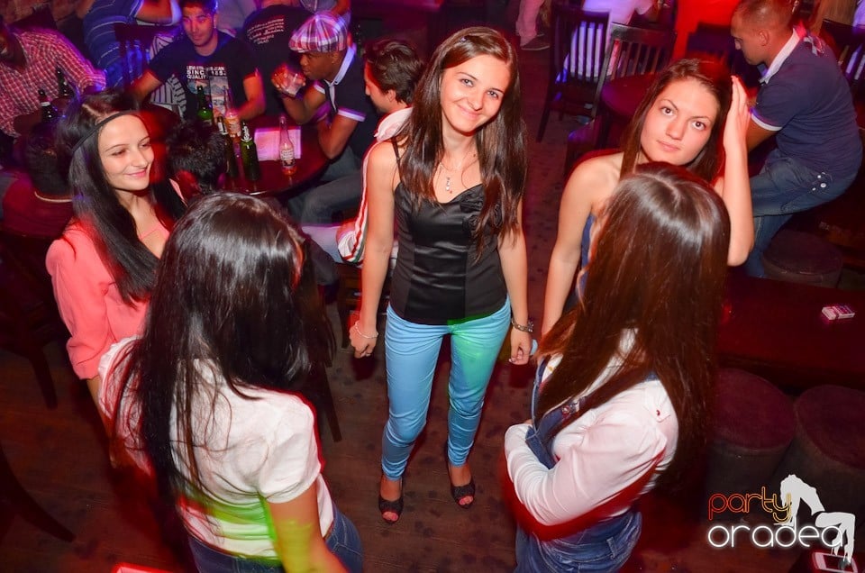 Petrecerea de miercuri în Club Escape, 