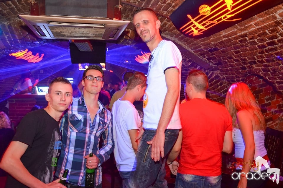 Petrecerea de miercuri în Club Escape, 