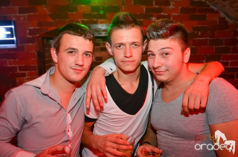 Petrecerea de miercuri în Club Escape, 