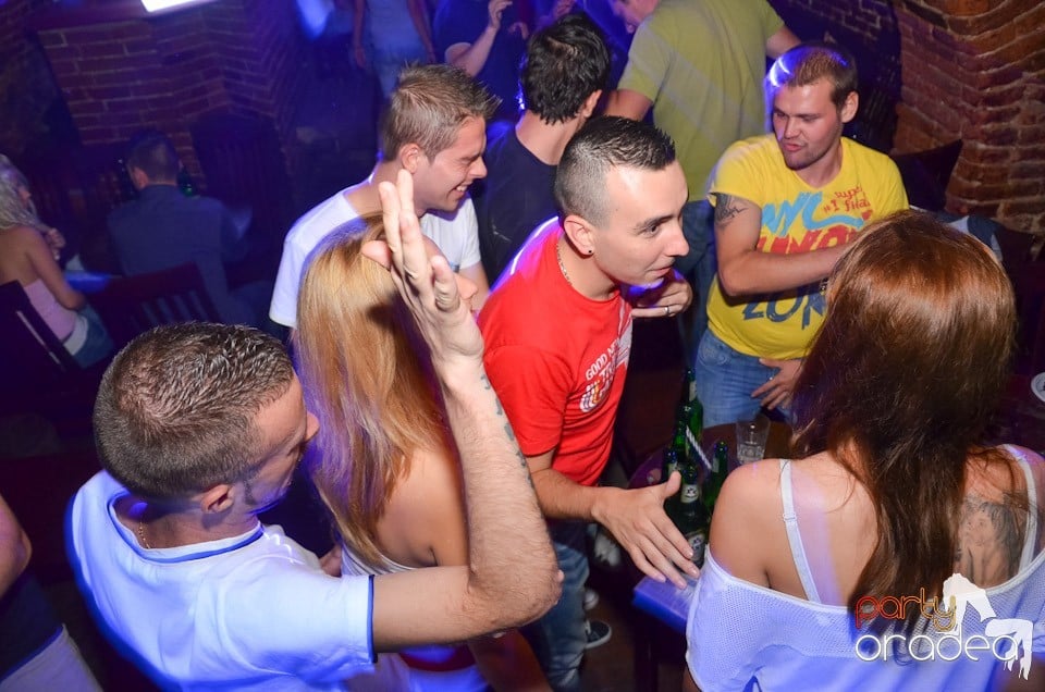 Petrecerea de miercuri în Club Escape, 