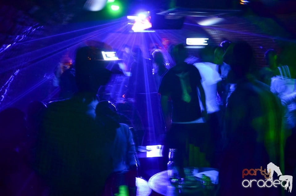 Petrecerea de miercuri în Club Escape, 