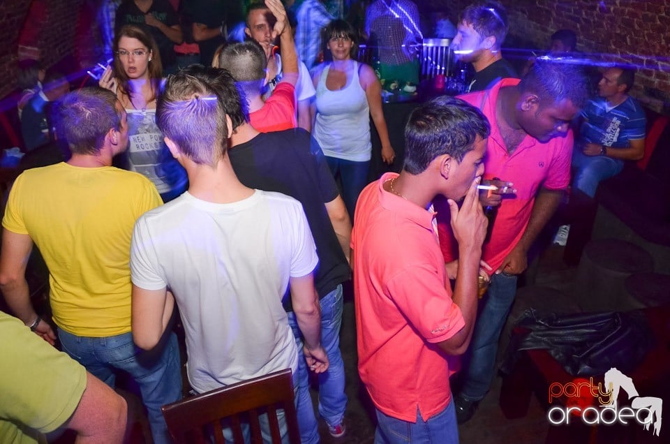 Petrecerea de miercuri în Club Escape, 