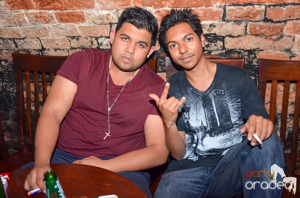 Petrecerea de miercuri în Club Escape, 