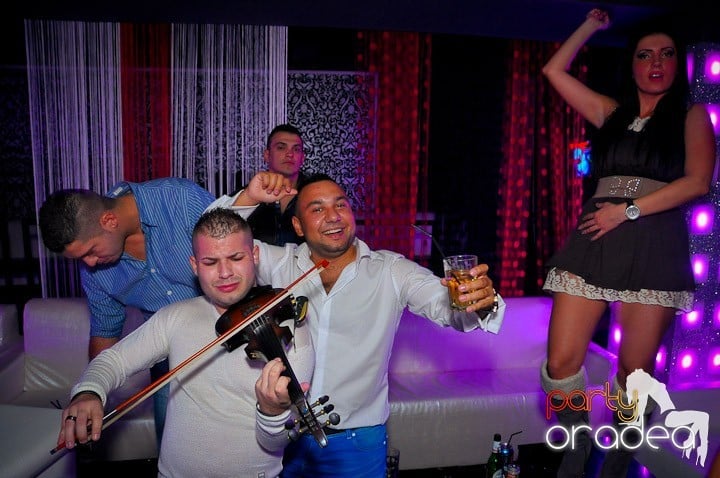 Petrecerea e în toi în Club Life, 