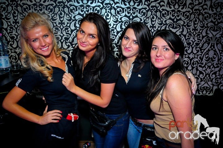 Petrecerea e în toi în Club Life, 