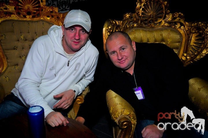 Petrecerea e în toi în Club Life, 