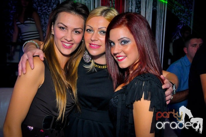 Petrecerea e în toi în Club Life, 