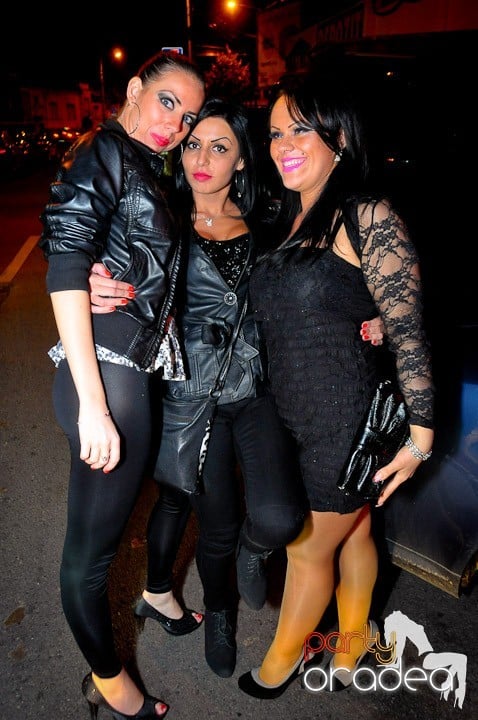 Petrecerea e în toi în Club Life, 