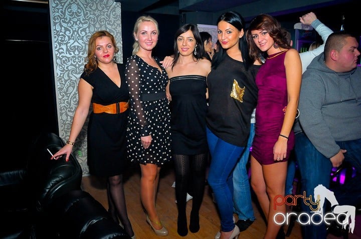 Petrecerea e în toi în Club Life, 