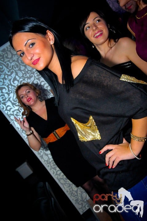 Petrecerea e în toi în Club Life, 