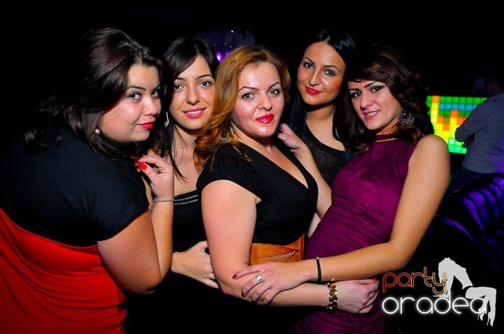 Petrecerea e în toi în Club Life, 