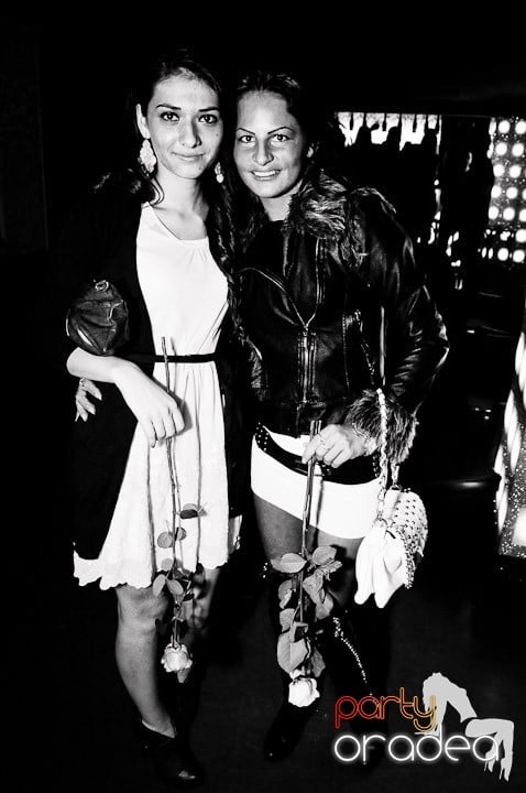 Petrecerea e în toi în Club Life, 