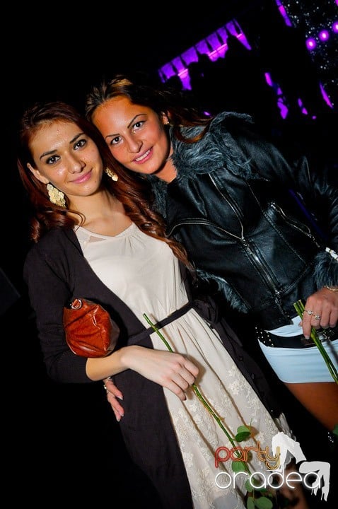 Petrecerea e în toi în Club Life, 