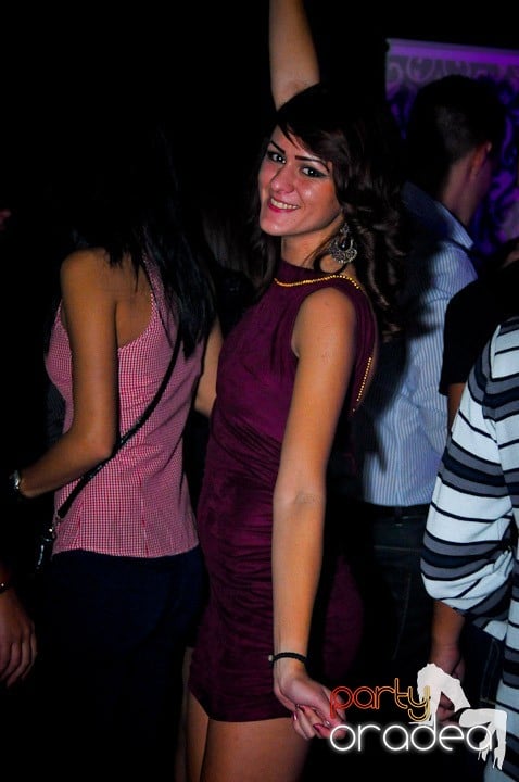 Petrecerea e în toi în Club Life, 