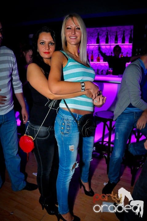 Petrecerea e în toi în Club Life, 